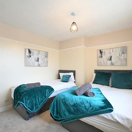 Вілла Sleek And Stylish 3 Bed In Bolton - Garden - Parking Екстер'єр фото