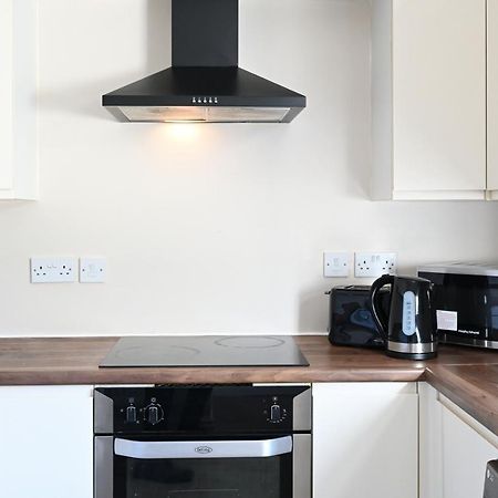 Вілла Sleek And Stylish 3 Bed In Bolton - Garden - Parking Екстер'єр фото