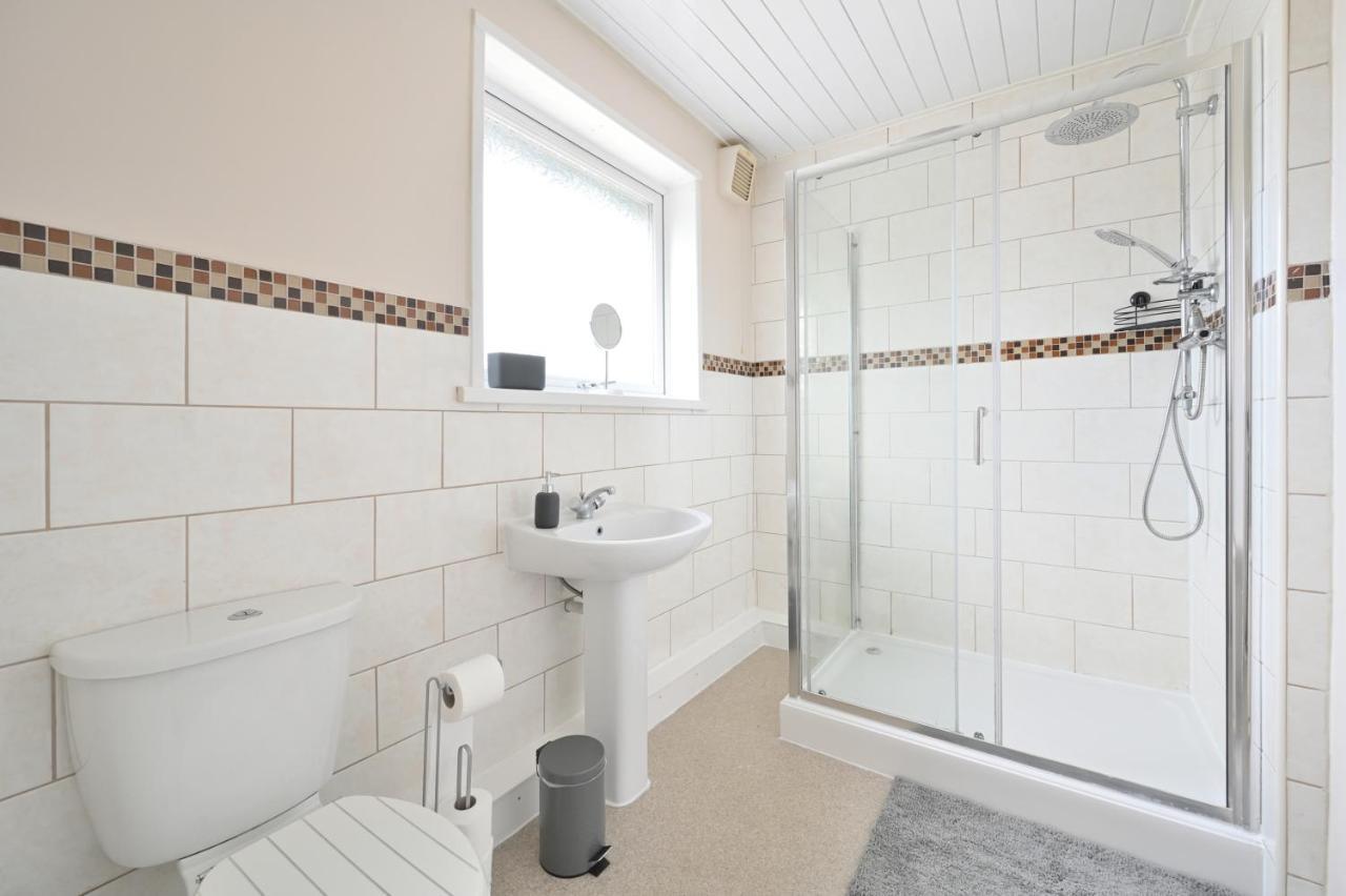 Вілла Sleek And Stylish 3 Bed In Bolton - Garden - Parking Екстер'єр фото