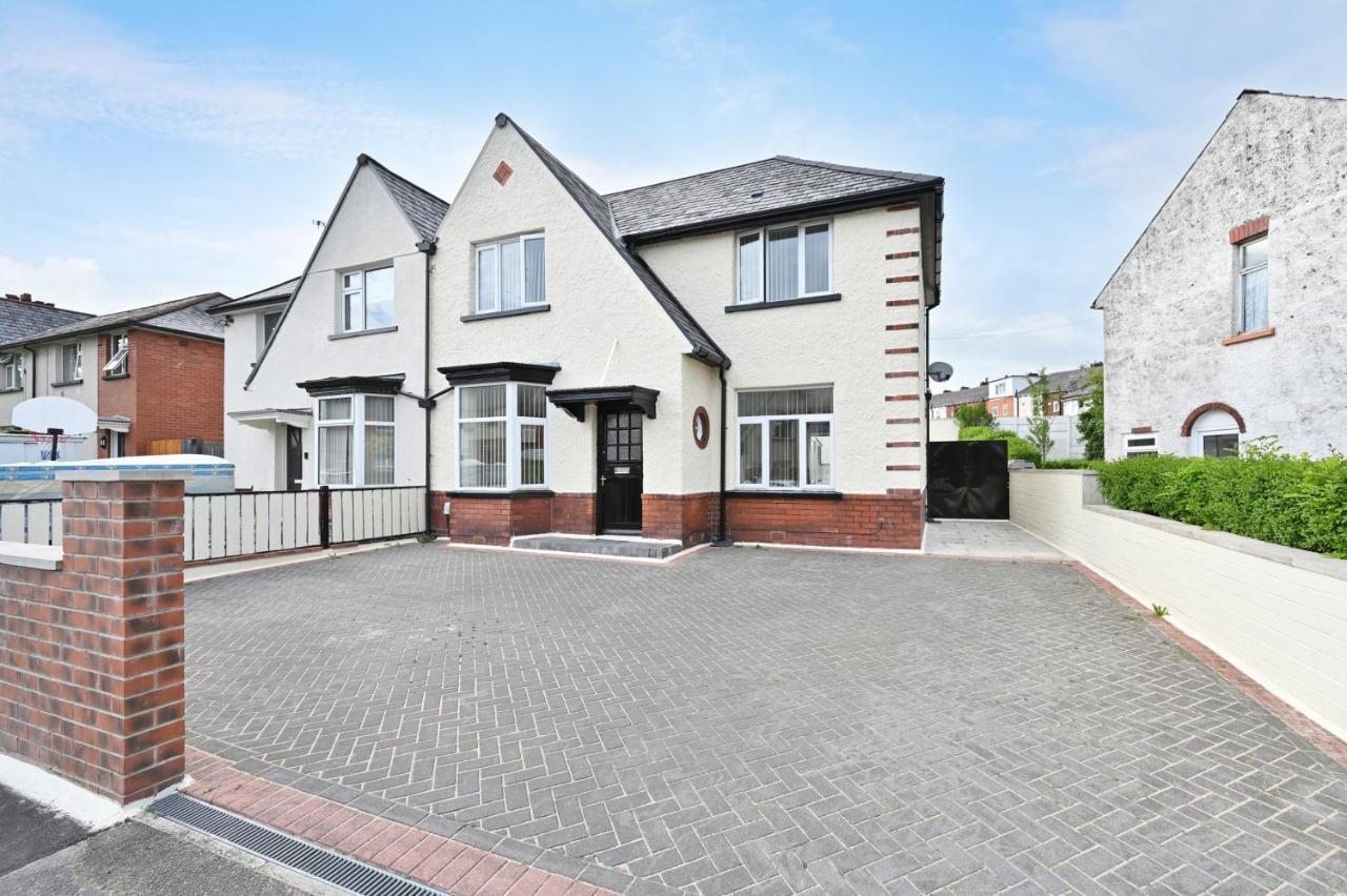 Вілла Sleek And Stylish 3 Bed In Bolton - Garden - Parking Екстер'єр фото