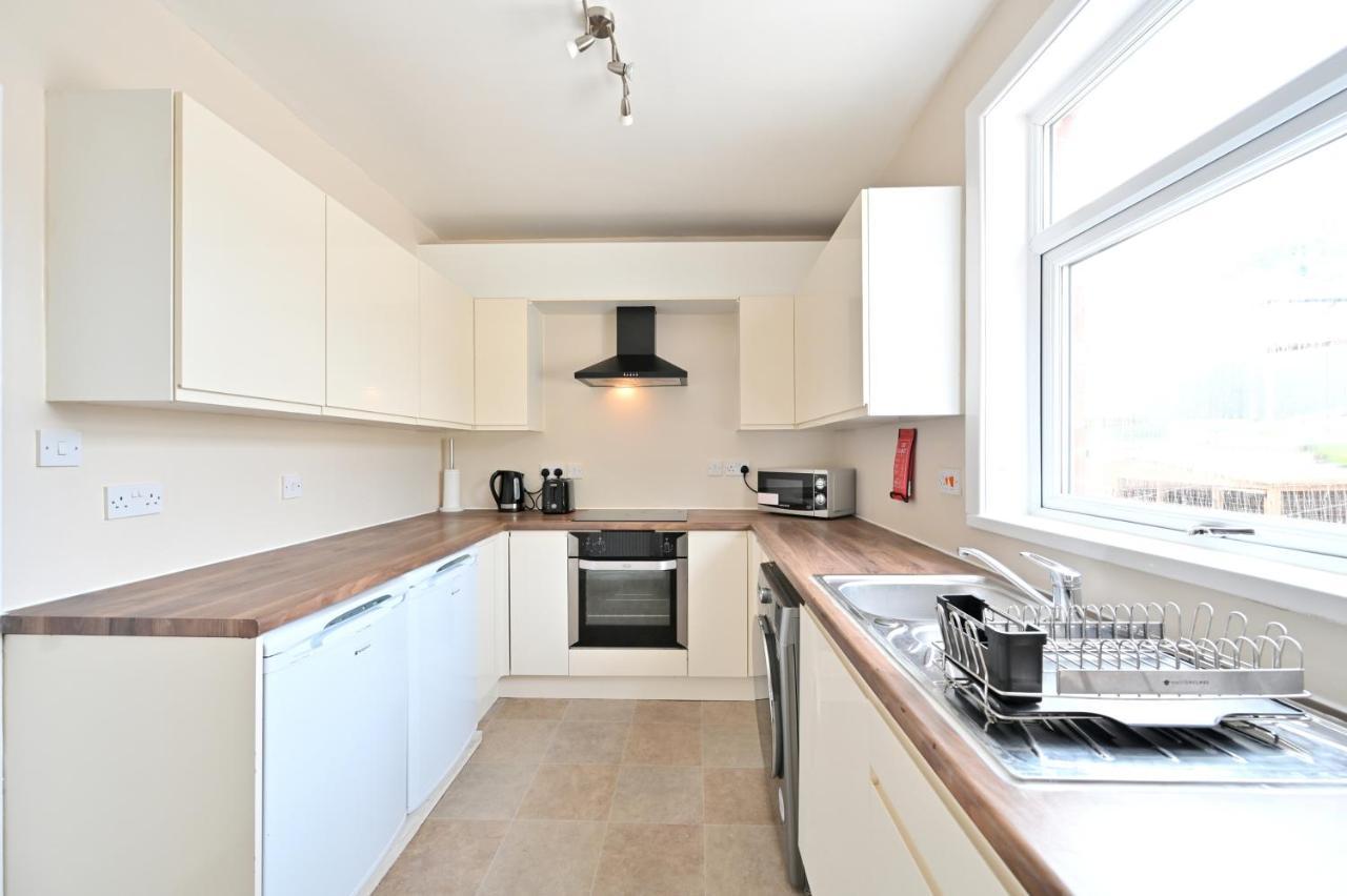 Вілла Sleek And Stylish 3 Bed In Bolton - Garden - Parking Екстер'єр фото