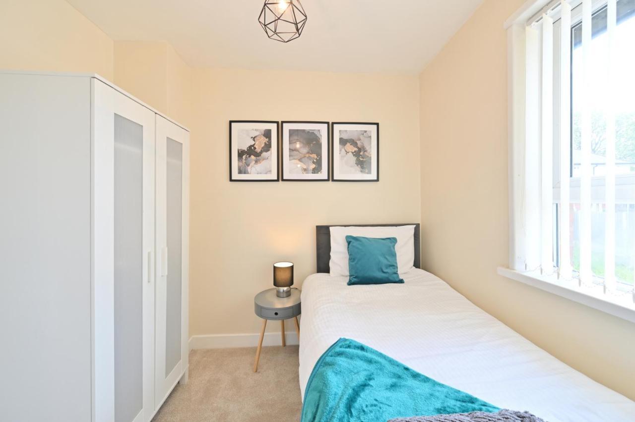 Вілла Sleek And Stylish 3 Bed In Bolton - Garden - Parking Екстер'єр фото