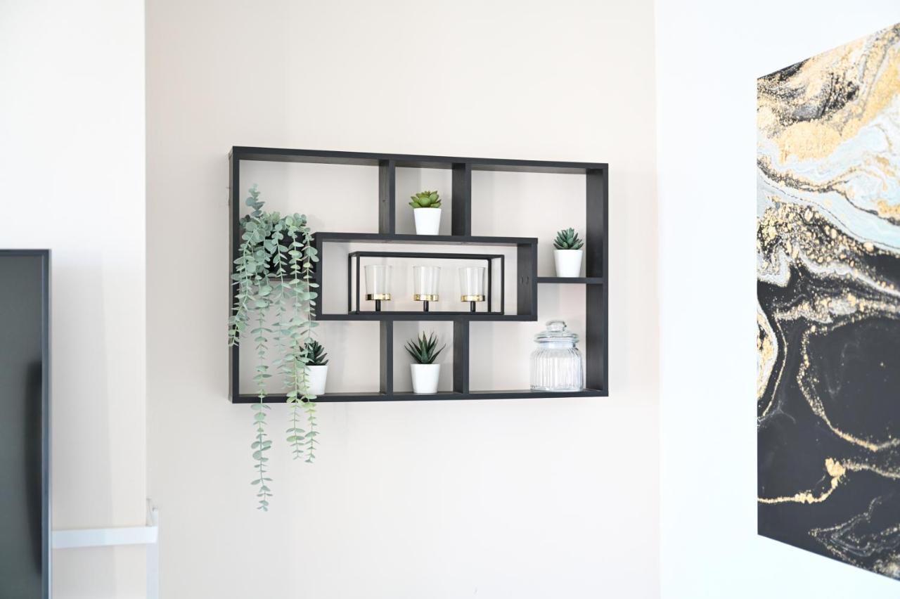 Вілла Sleek And Stylish 3 Bed In Bolton - Garden - Parking Екстер'єр фото